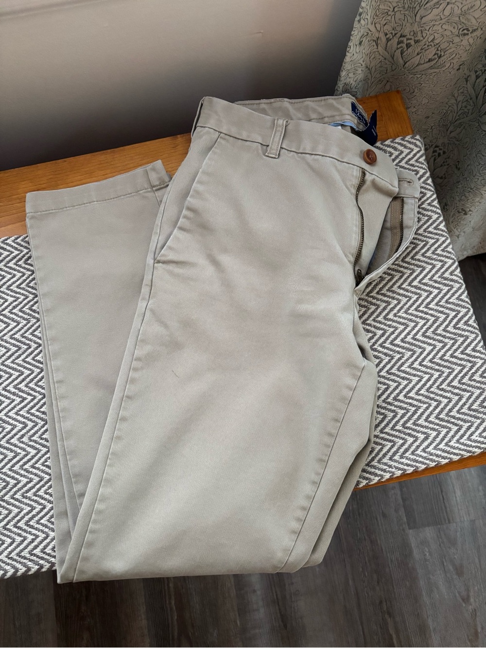 Izod Men's Chino Pants in Light Gray